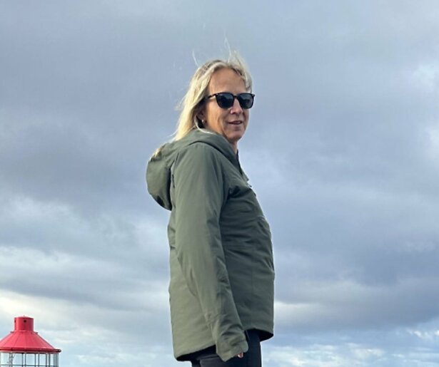 Floortje Dessing luistert naar het 'sprookje' van Elena in Floortje naar het Einde van de Wereld