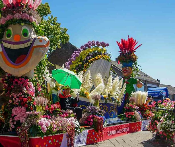 Omroep MAX zet de bloemetjes buiten tijdens de Bloemenzee in Rijnsburg