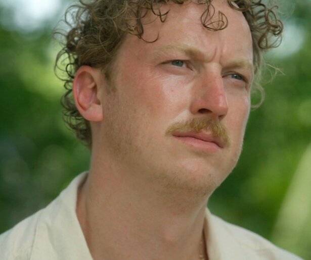 5 redenen waarom Fons Hendriks de Mol is in Wie Is de Mol? 2024