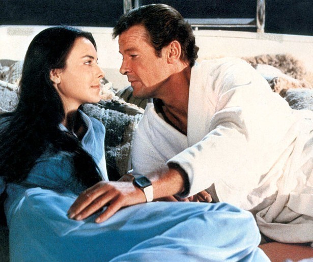 Voorkomt Roger Moore als James Bond een ramp?