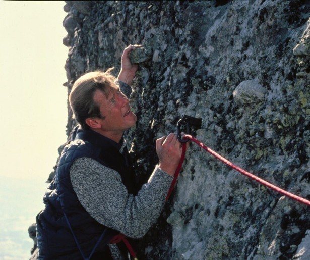 Roger Moore houdt Julian Glover goed in de gaten in For Your Eyes Only