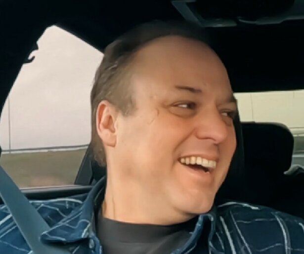 Frans en Mariska Bauer gaan met een golfkarretje door Rome in De Bauers - 20 Jaar Later