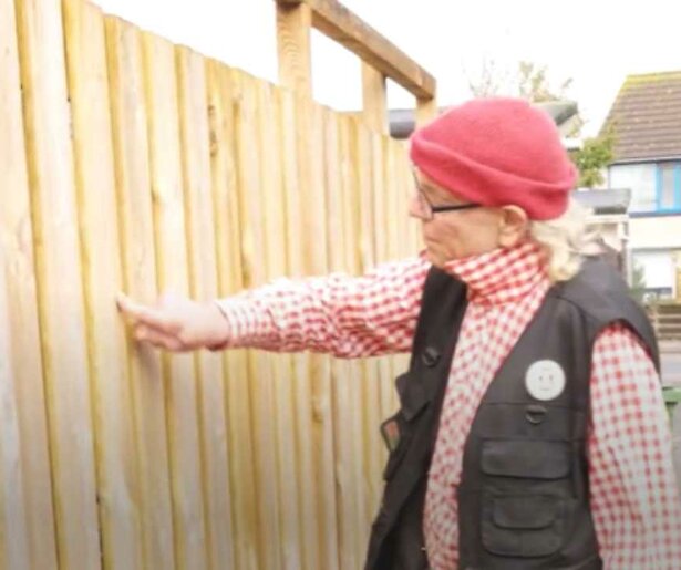 Documentairemaker Frans Bromet wil weten wat er achter schuttingen afspeelt in Bromet over de Schutting