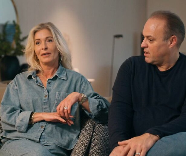 Mariska Bauer kan haar onvrede toch niet helemaal verbergen in De Bauers - 20 Jaar Later