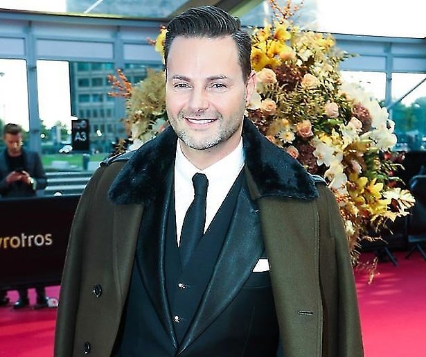 Videosnack: Orgel Joke steunt Fred van Leer met lied