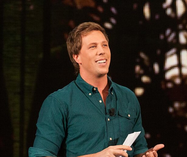 Freek Vonk gebeten door een krokodil tijdens opnames Freeks Wilde Wereld