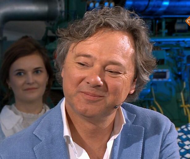 De taxateurs van Tussen Kunst en Kitsch krijgen een sculptuur van Siem van den Hoonaard onder ogen