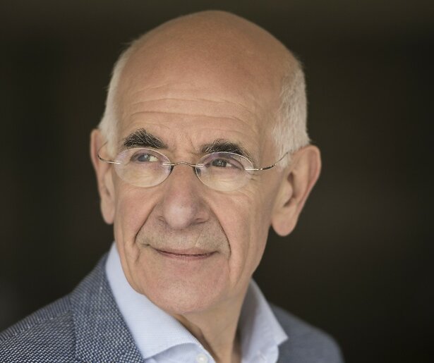 Frits Spits presenteert het Groot Dictee LIVE op NPO2