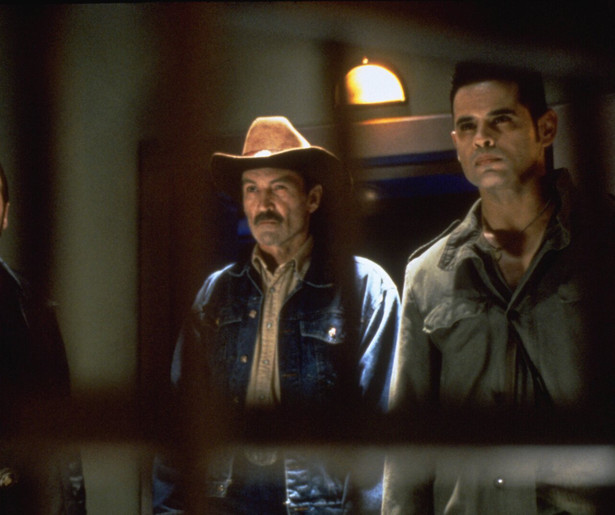 De plannen van Duane Whitaker en Robert Patrick vallen in het water in From Dusk Till Dawn 2 - Texas Blood Money