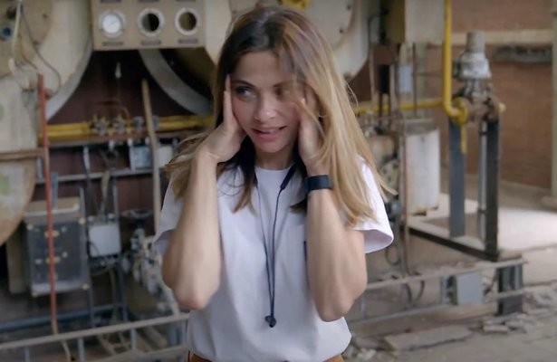 Georgina worstelt in Het Perfecte Plaatje met Henk en zijn contrabas