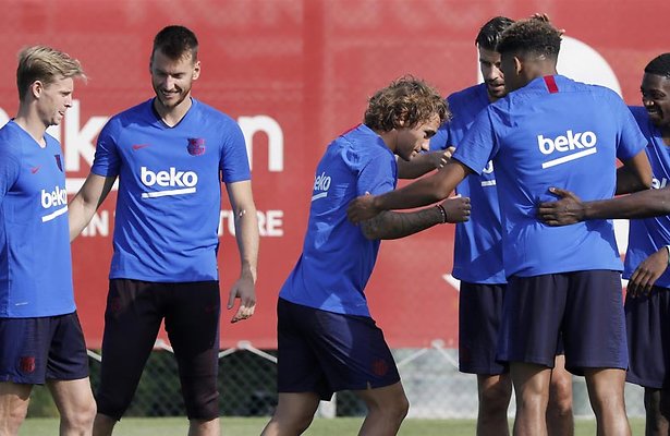 Frenkie de Jong krijgt tikken tijdens eerste training FC Barcelona