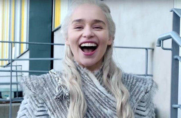 Videosnack: Game of Thrones-actrice Emilia Clarke gaat backstage in hilarische video
