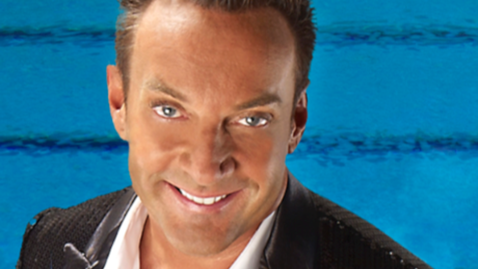 Gerard Joling verliest helm tijdens skydiven