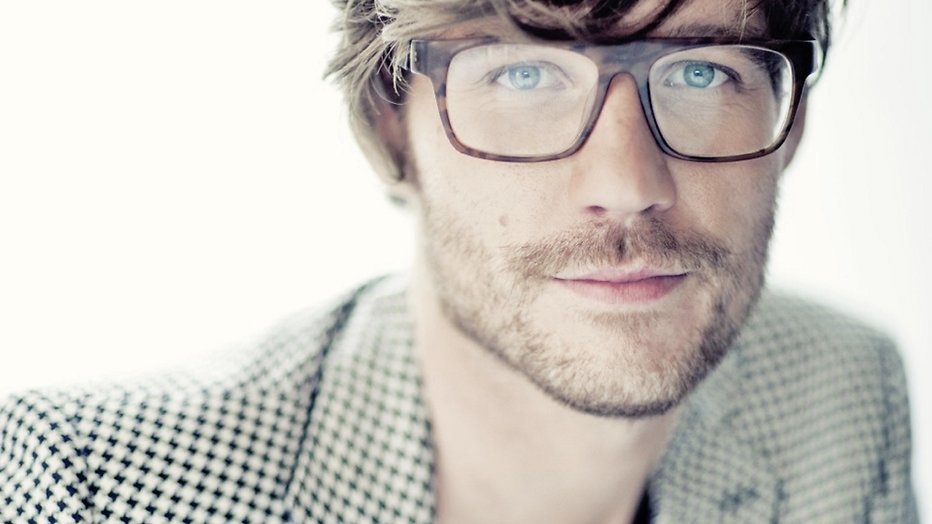 Arie Boomsma helpt Giel van buik af