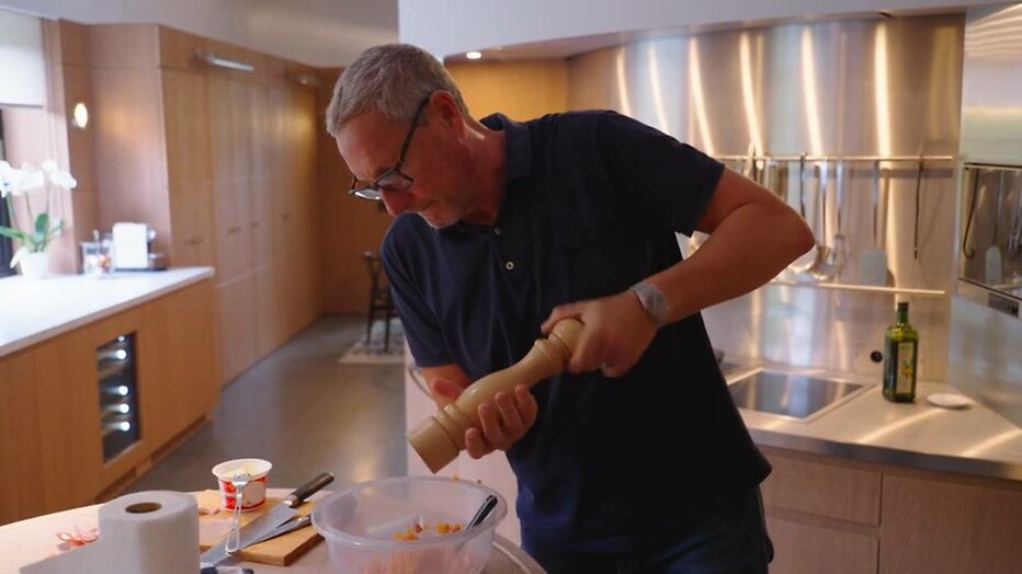 Gert Verhulst is aan het koken.