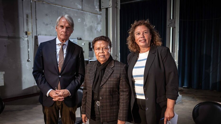 Dick Berlijn, Frieda Tomadoa en Nathalia Toisuta.