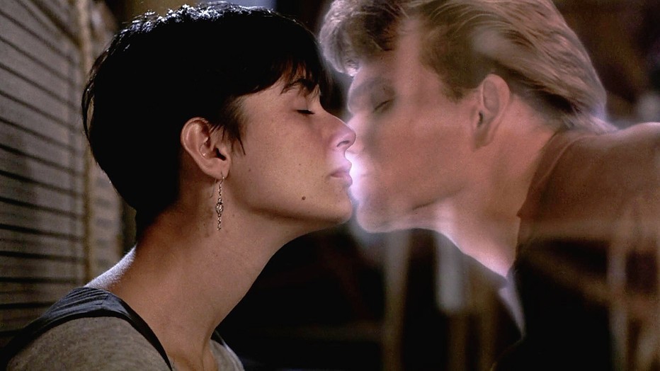 Demi Moore als Molly Jensen en Patrick Swayze als Sam Wheat in Ghost Demi Moore als Molly Jensen en Patrick Swayze als Sam Wheat in Ghost