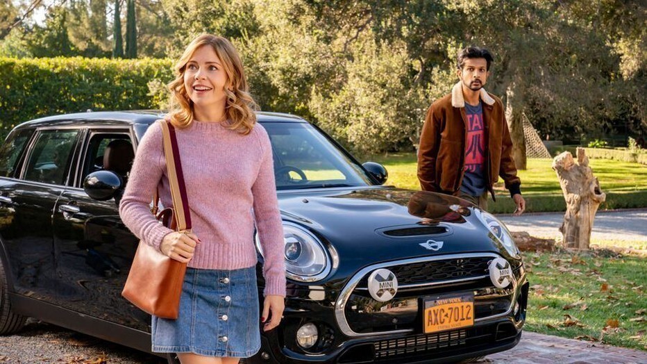 Rose McIver en Utkarsh Ambudkar in Ghosts