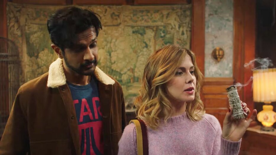 Rose McIver en Utkarsh Ambudkar in Ghosts Rose McIver en Utkarsh Ambudkar in Ghosts