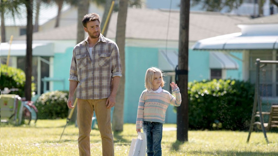 Chris Evans en Mckenna Grace in Gifted