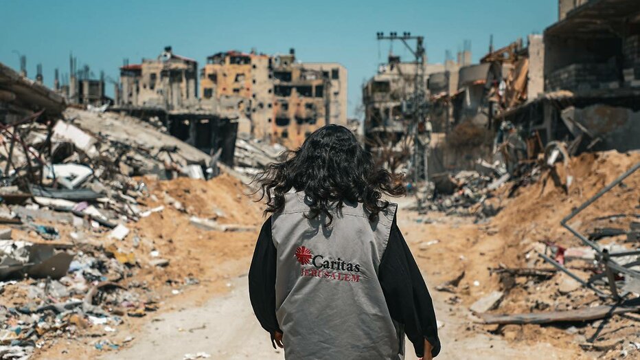 Hulpverlener in verwoest gebied.