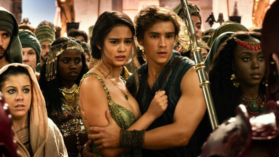 Courtney Eaton en Brenton Thwaites in Gods of Egypt