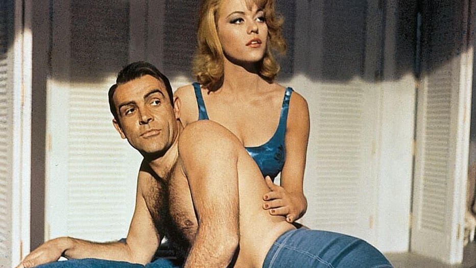 Sean Connery en Shirley Eaton in Goldfinger