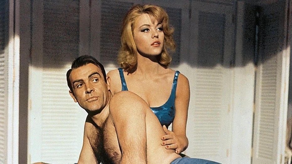 Sean Connery en Shirley Eaton in Goldfinger