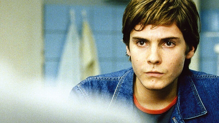 Daniel Brühl voert een toneelstukje op