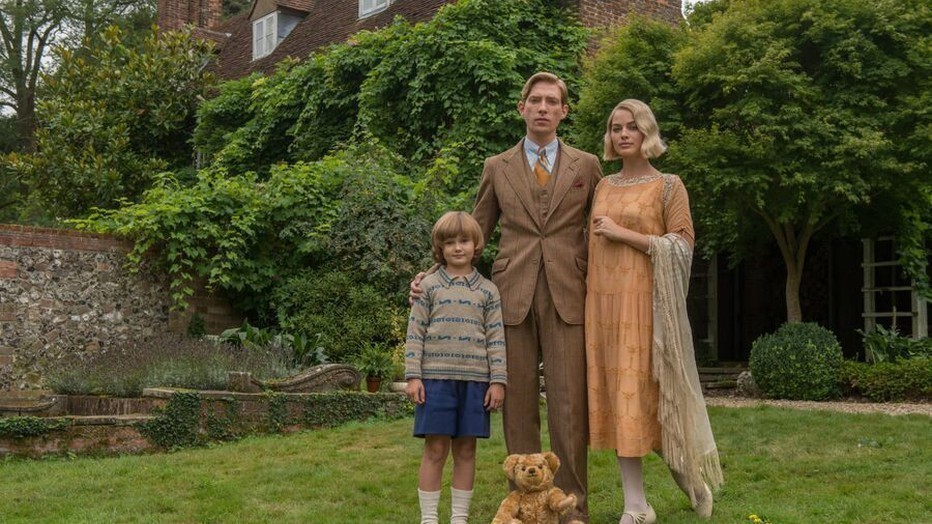 Will Tilston, Domhnall Gleeson en Margot Robbie in Goodbye Christopher Robin