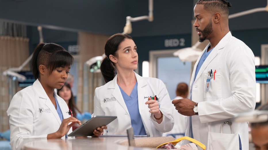 Alexis Floyd, Adelaide Kane en Trevor Jackson in Grey's Anatomy