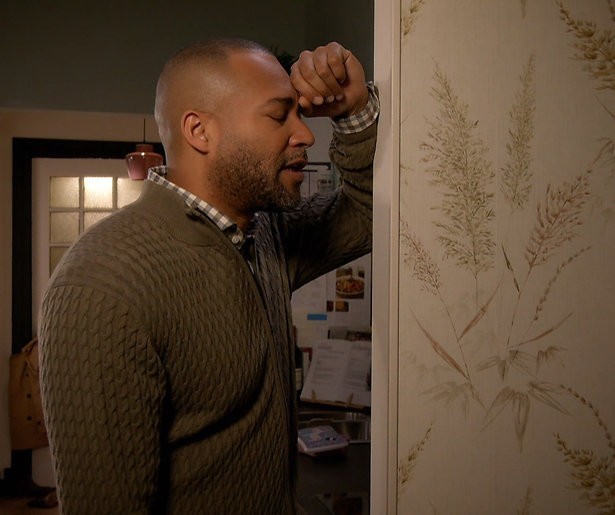 Everon Jackson Hooi helpt een handje mee in de voedselbank 