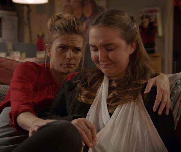 Om deze reden zit Demi in het gips in GTST