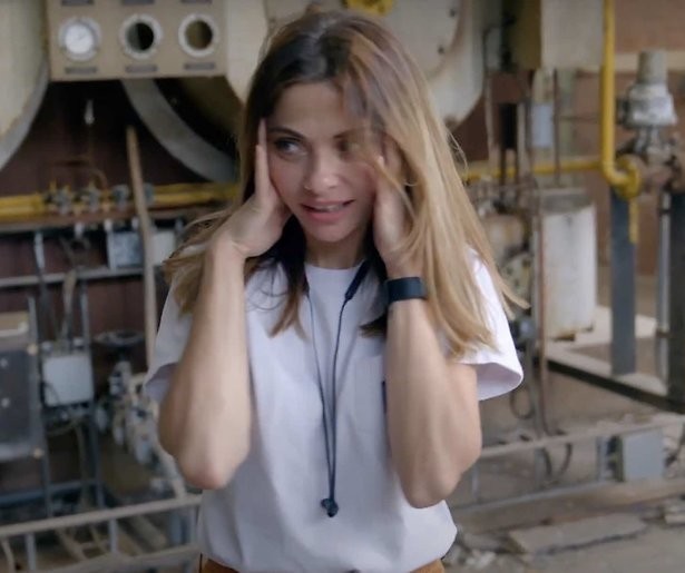 Georgina worstelt in Het Perfecte Plaatje met Henk en zijn contrabas