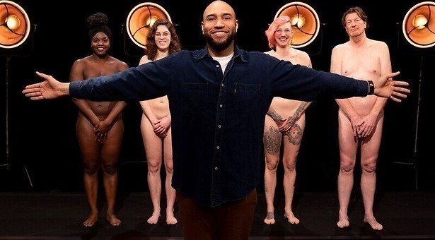 Het kinderprogramma met blote volwassenen begint