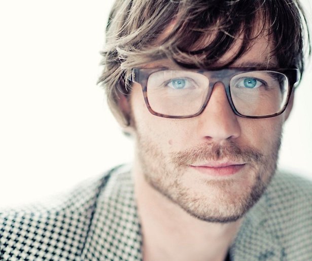 Tim Knol ziet stripper en loopt boos weg bij Giel Beelen