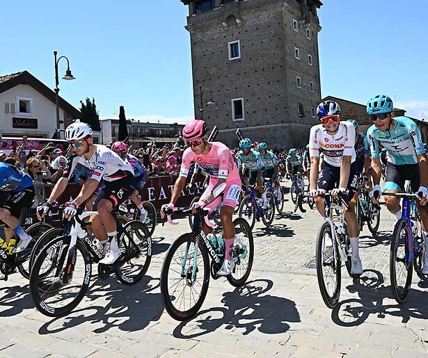 De renners moeten alles op alles zetten in deze bergetappe van de Giro d'Italia 2026