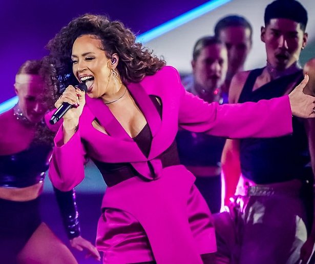 Kijkers Songfestival genieten van pauze-act Glennis Grace, Wulf en Afrojack