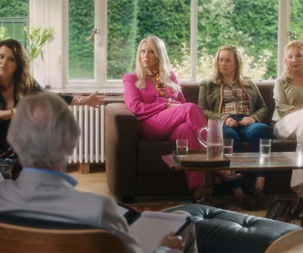 Dr. Rossi helpt een handje bij een flinke ruzie tussen de Gooische Vrouwen