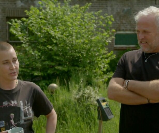 Gordon en Anouk helpen Raven op de boerderij