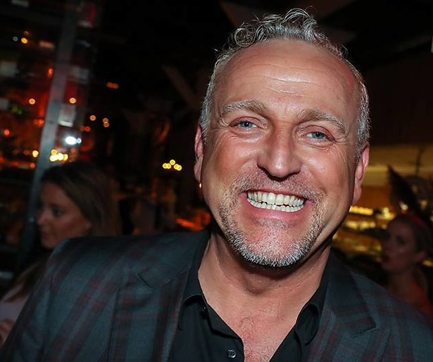 Gordon neemt Angela de Jong te grazen op social media