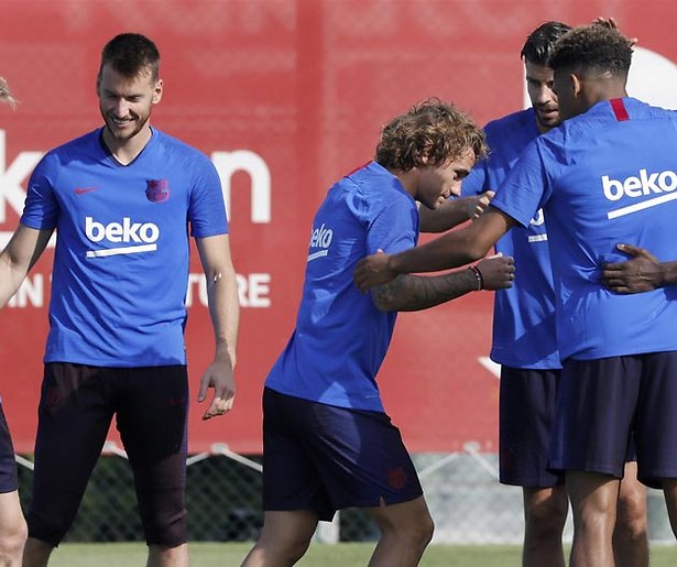 Frenkie de Jong krijgt tikken tijdens eerste training FC Barcelona