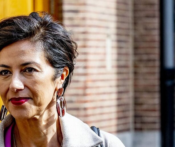 Cornald Maas praat bij met Gunay Uslu op Oerol