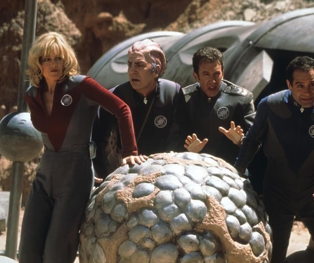 Tim Allen en Sigourney Weaver moeten buitenaardse wezens zien te overtuigen in Galaxy Quest