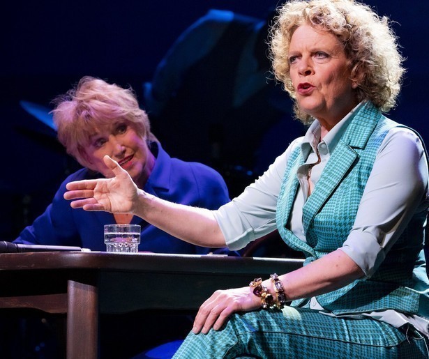 Vakvrouwen Jenny Arean en Birgitte Kaandorp samen in het theater