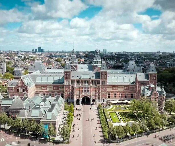 De medewerkers van het Rijksmuseum nemen poppenhuizen onder de loep in Geheimen van het Museum