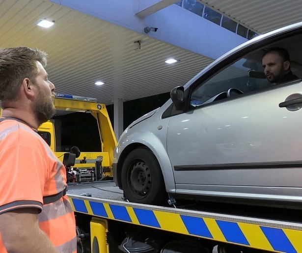 Een hoogzwangere vrouw heeft dringend hulp nodig in de laatste aflevering van Geluk bij een Ongeluk