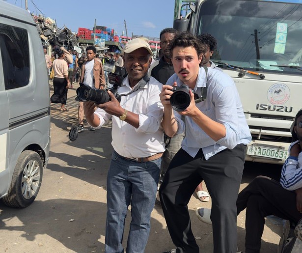 Humberto Tan gaat in Gelukkig Hebben We de Foto's Nog op reis met Janny van der Heijden en Niek Roozen