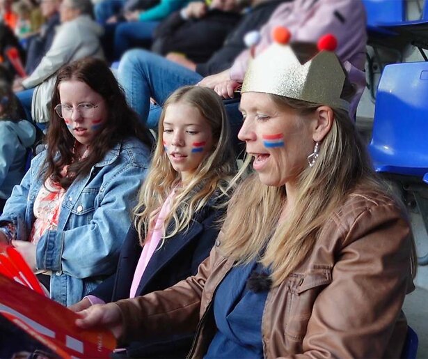 Gerdien Blom en haar dochter Yaél gaan er even op uit in Een Huis Vol