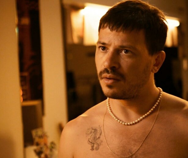 Géza Weisz kan zijn handjes niet thuishouden in Flikken Rotterdam